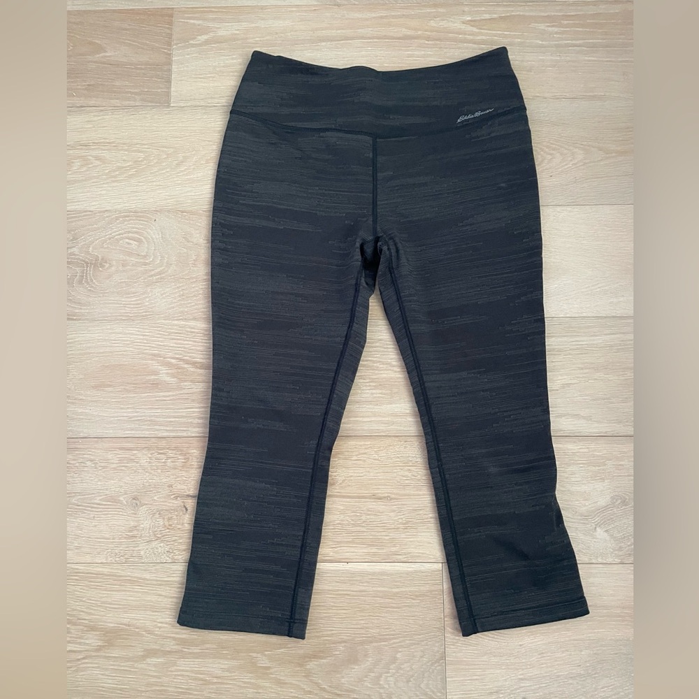 Eddie Bauer High Rise Capri Leggings in black grey stripe pattern - Size Medium